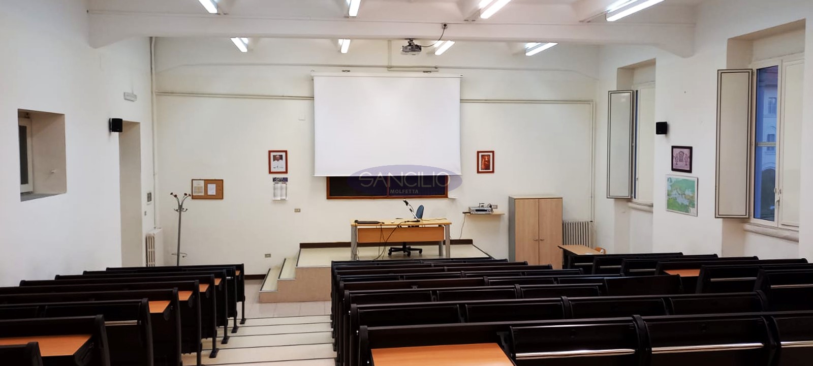 sancilio evotech molfetta - aula università istituto teologico pugliese banchi dispositivi digitali multimediali scrivania sedia cattedra