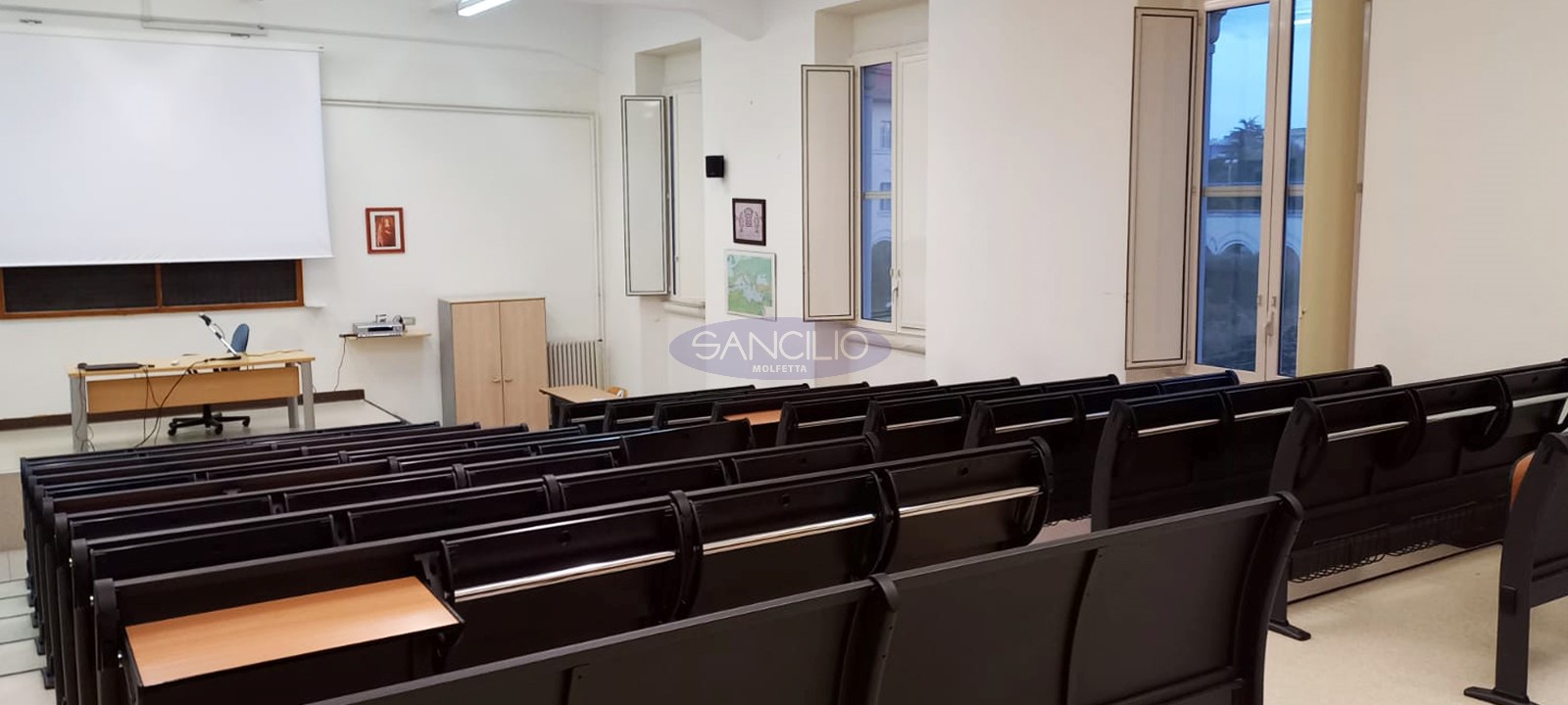 sancilio evotech molfetta - aula università istituto teologico pugliese banchi dispositivi digitali multimediali scrivania sedia cattedra